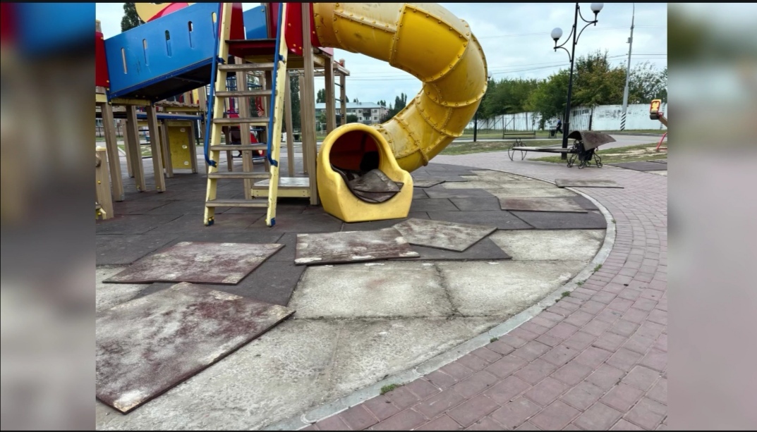 В Марксе вандалы разгромили детскую площадку